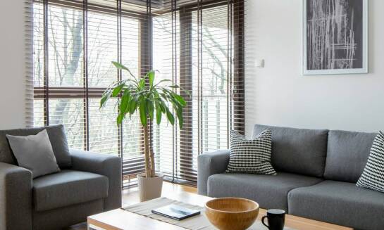 Jak wybrać odpowiedni stopień zaciemnienia plis w Warszawie?