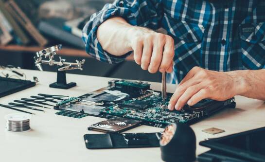 Co warto wiedzieć o programowaniu sterowników w kontekście naprawy?