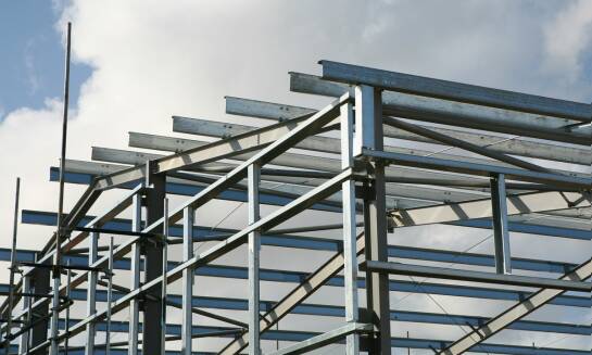 Galwanizowanie a ochrona przed korozją – kluczowe korzyści dla różnych branż