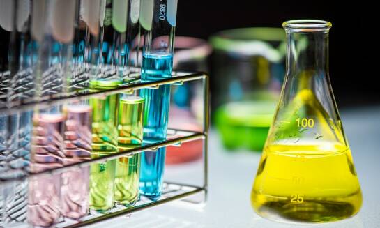 Jak producent płynu do spryskiwaczy zapewnia bezpieczeństwo lakieru i plastików?