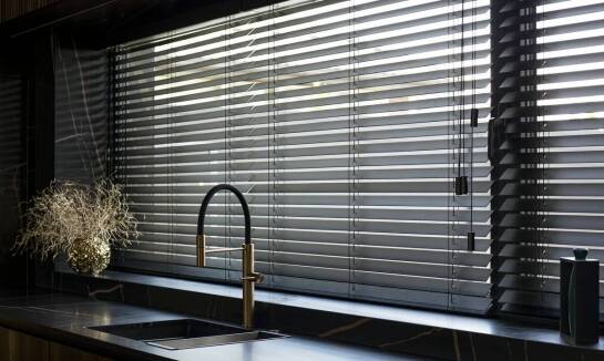 Zalety stosowania żaluzji w pomieszczeniach o wysokiej wilgotności