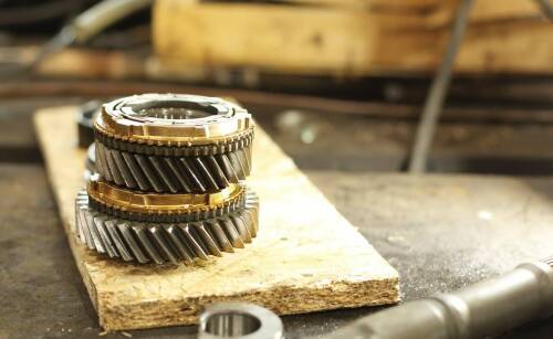 Jakie są najważniejsze elementy konserwacji skrzyni półautomatycznej w Iveco Daily?