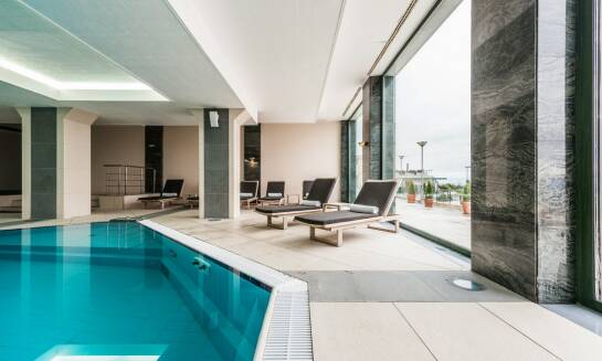 Jakie udogodnienia czekają na gości w hotelu blisko sopockiej plaży?