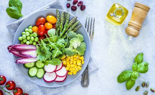 Jak ugotować jarzyny na sałatkę?
