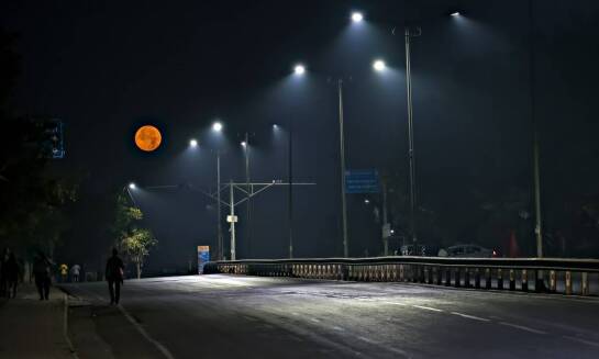 Zrównoważony rozwój miast dzięki lampom solarnym – korzyści i wyzwania