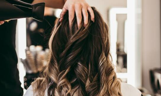 Fryzjer Gabriel: jak zachować zdrowy wygląd włosów po zabiegach chemicznych?