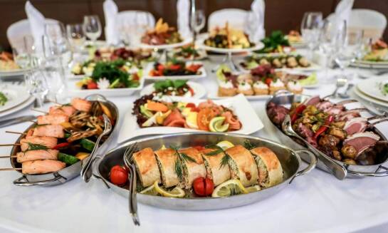 Oferta gastronomiczna w hotelu: śniadania i obiadokolacje dla gości