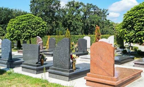 Jakie są najnowsze trendy w projektowaniu nagrobków w Monkach według Sobczak J. Zakład kamieniarski?