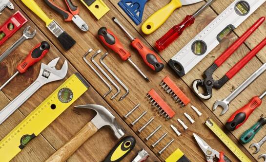 Jakie narzędzia są niezbędne w domowym warsztacie?