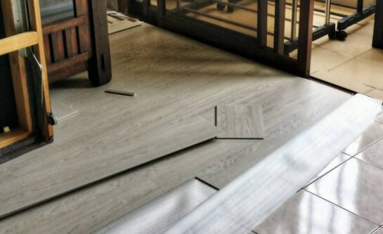 Jak układać panele podłogowe – wzdłuż czy wszerz?