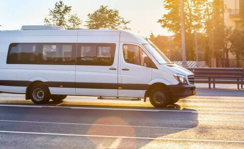 Wynajem busa jako alternatywa dla transportu publicznego w okolicach Miłosławia