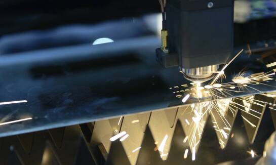 Zastosowanie cięcia laserowego w produkcji elementów dla sektora budowlanego a koszty