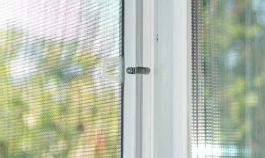 Czym różnią się moskitiery drzwiowe od okiennych i kiedy je stosować?