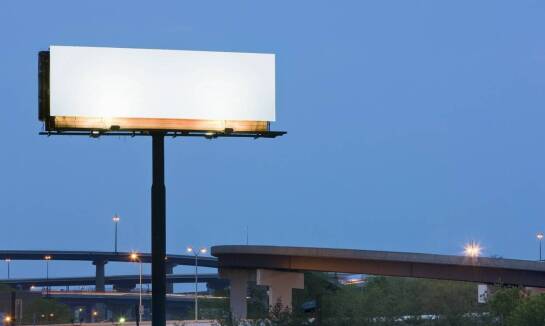 Billboardy przy drodze S7: jak zapewnić ich nieprzerwaną widoczność?