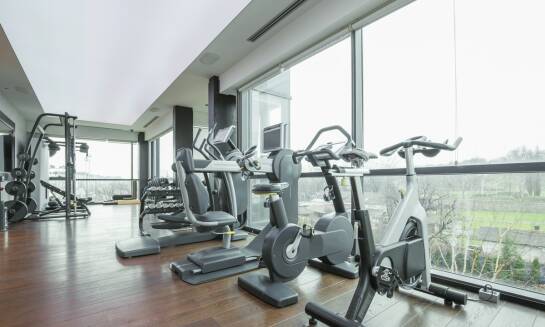 Kort tenisowy i siłownia - aktywności sportowe dostępne na miejscu