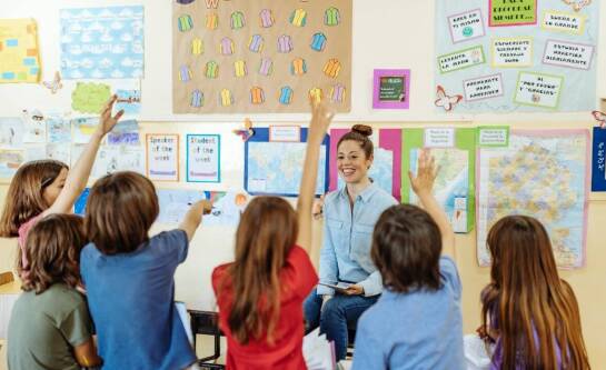 Tablice interaktywne w przedszkolach – jak wpływają na rozwój dzieci?