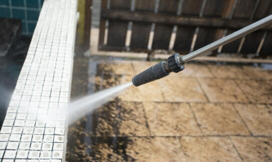 Jak mycie kostki brukowej może poprawić wygląd Twojej posesji?