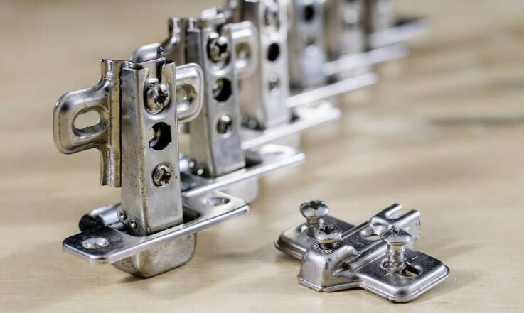 Różnorodność zawiasów meblowych – jak dobrać odpowiedni typ do swoich potrzeb?