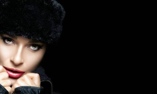 Wykorzystanie czarnego tła do uzyskania nastrojowych zdjęć studyjnych