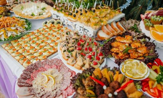Wytrawne i słodkie przekąski finger food w cateringu – idealne połączenie smaków na każdą okazję