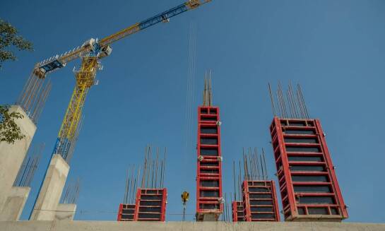 Wynajem dźwigów a instalacja elementów żelbetowych – kluczowe zalety