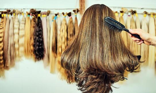 Peruki na specjalne okazje: Jakie modele oferują perukarnie?