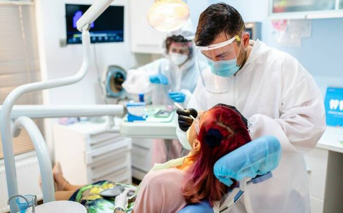 Jak protetyka wspiera leczenie wad zgryzu poprzez zastosowanie nowoczesnych technologii?