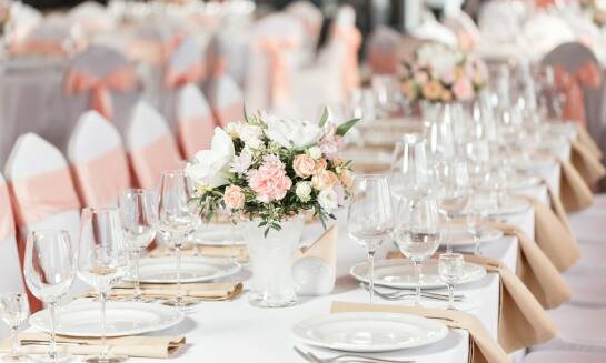 Znaczenie profesjonalnej obsługi podczas organizacji imprez okolicznościowych na Woli