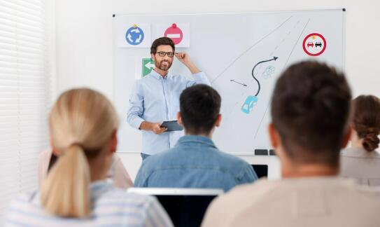 Jakie są korzyści z uczestnictwa w kursach na prawo jazdy kategorii D dla przyszłych kierowców autobusów?