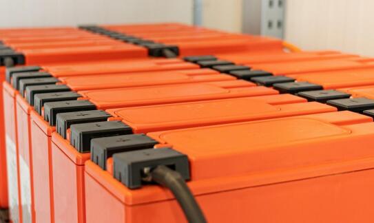 Bateria trakcyjna a efektywność energetyczna w przemyśle