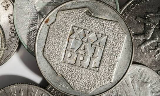 Srebrne monety bulionowe a inne formy inwestowania w metale szlachetne