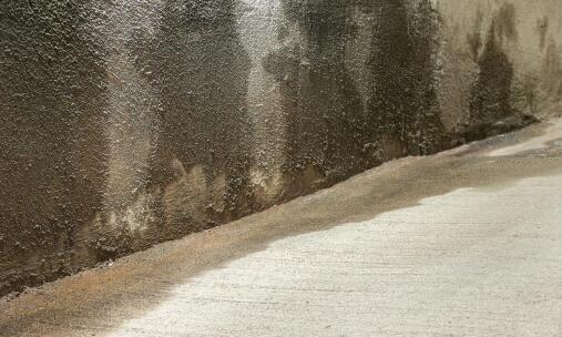 Jak rozpoznać pierwsze oznaki wilgoci wymagające osuszania budynku?