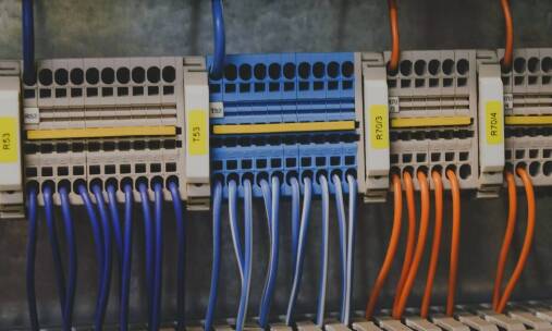 Wpływ prawidłowego montażu urządzeń analogowych na funkcjonowanie budynku