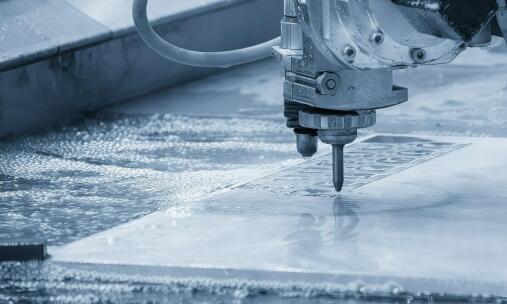 Proces cięcia wodą a jego wpływ na jakość kamiennych wykończeń