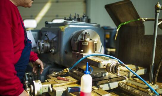 Tokarki CNC a innowacyjne rozwiązania w przemyśle metalowym