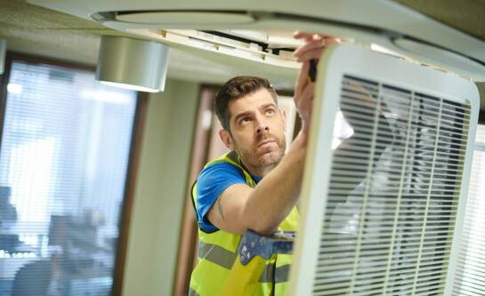 Jakie są najczęstsze wyzwania przy instalacji klimatyzacji w budynkach użyteczności publicznej?