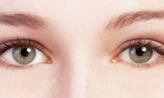 Jakie efekty można osiągnąć dzięki regulacji brwi w salonie kosmetycznym?