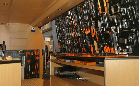 Dlaczego regularny serwis jest kluczowy dla sprzętu z Wypożyczalni w Brzesku?