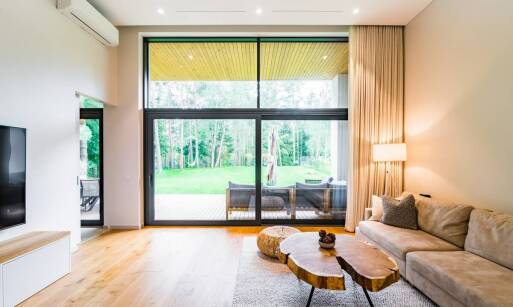 Jakie materiały i technologie stosuje się w produkcji szklanych drzwi przesuwnych?