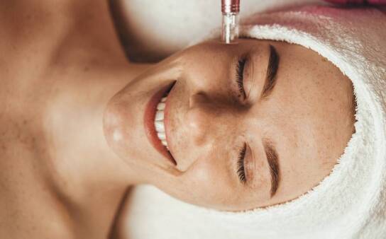 Jak mezoterapia mikroigłowa wpływa na rewitalizację cery?