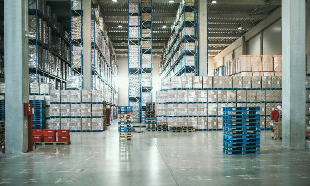 Optymalizacja przestrzeni magazynowej dzięki urządzeniom transportowym