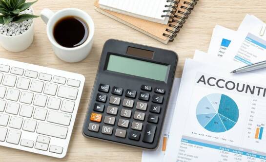 Czy biuro rachunkowe musi być vatowcem?