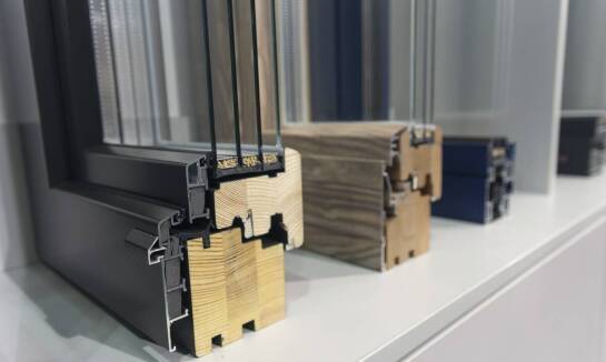 Dlaczego jakość drewna jest kluczowa w produkcji okien i drzwi?