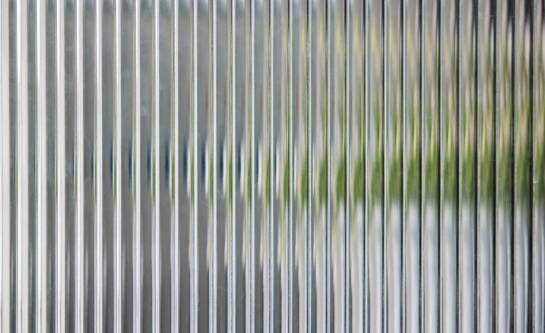 Jaka grubość poliwęglanu jest odpowiednia na zadaszenie?