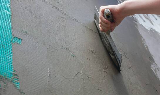 Jakie korzyści niesie profesjonalne przygotowanie podłoża przed układaniem glazury?