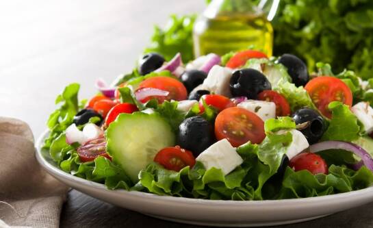 Jakie sałatki sprawdzą się na imprezę