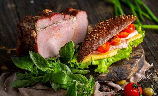 Ile pieprzu dodać do kiełbasy na kilogram mięsa?