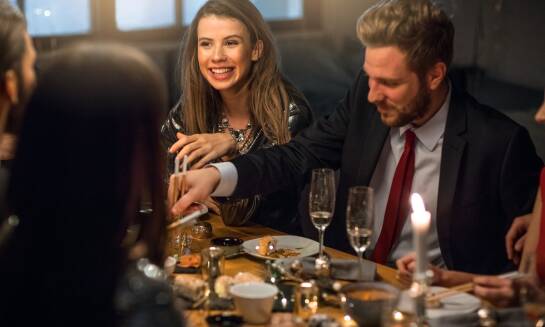 Praktyczne wskazówki dla osób planujących rezerwację miejsca przy stole z nieznajomymi