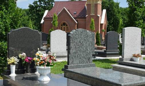 Znaczenie kwiatów na cmentarz i ich symbolika w tradycji pogrzebowej