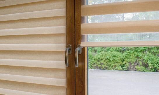 Wybór rolet plisowanych dla pomieszczeń o dużym nasłonecznieniu